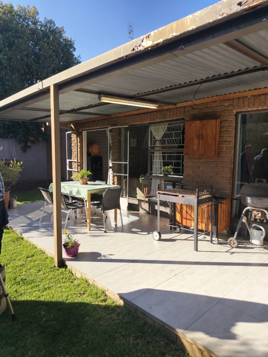 2 Bedroom Property for Sale in Langenhovenpark Free State